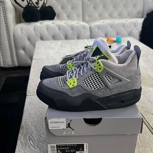 Air Jordan 4 Retro SE cool gray/ volt